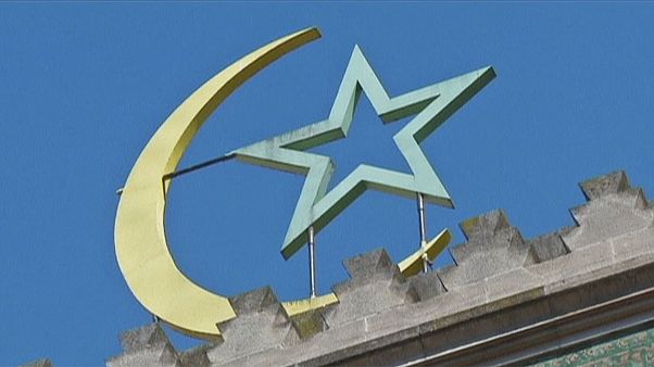 Γαλλία: Επανεξετάζεται η χρηματοδότηση τζαμιών από το εξωτερικό Γαλλία: Επανεξετάζεται η χρηματοδότηση τζαμιών από το εξωτερικό