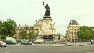 París retira las pintadas de la plaza de la República