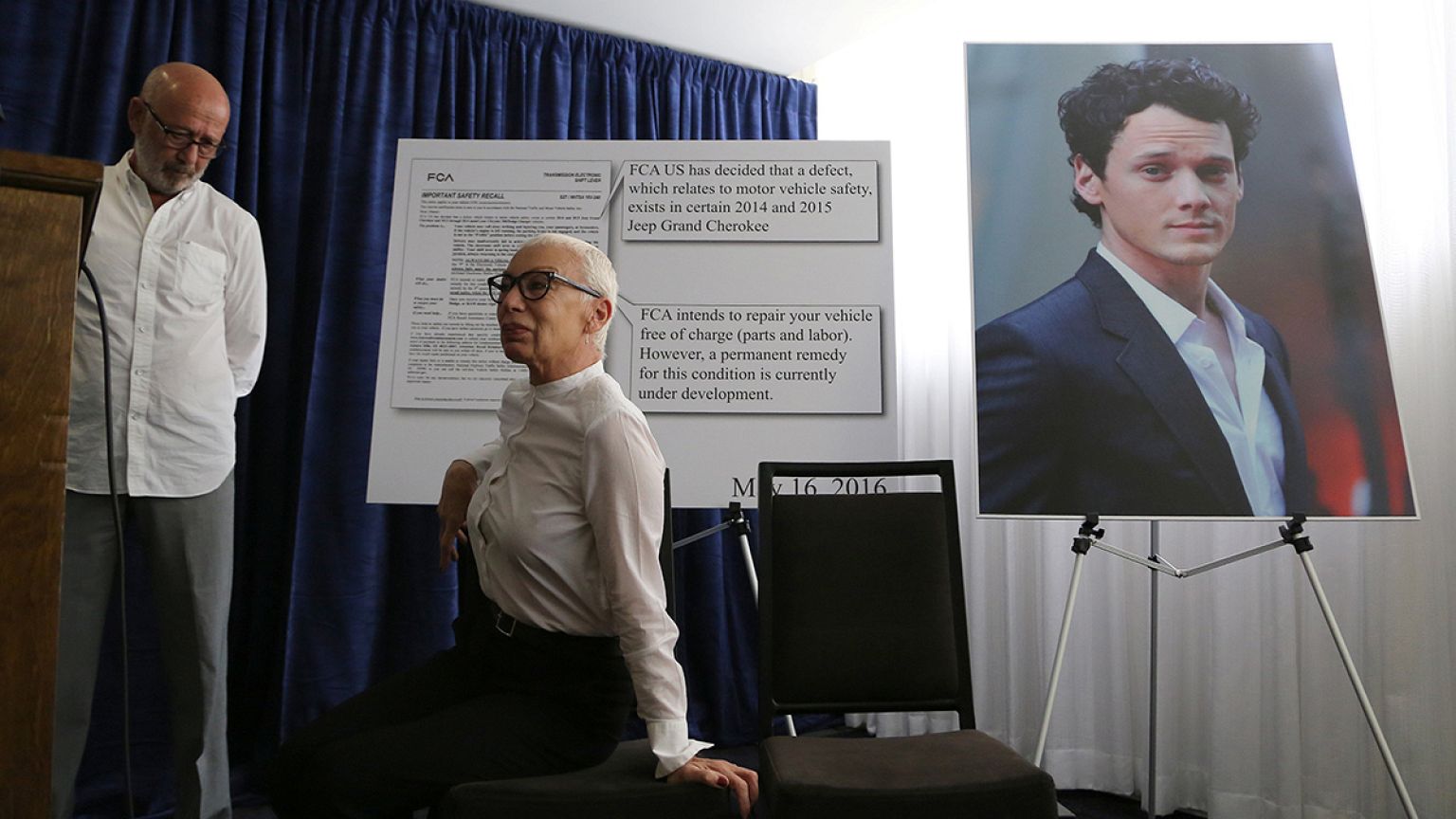 Los padres del actor Anton Yelchin demandan a Fiat