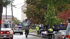 Image: First responders surround the Tree of Life Synagogue in Pittsburgh, 