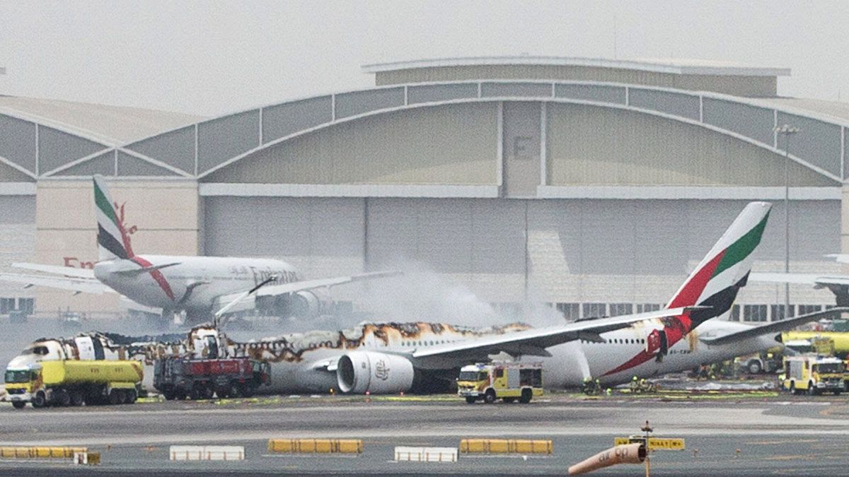 In fiamme a Dubai Boeing 777 Emirates, tutti salvi