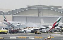 Avião da Emirates Airlines incendeia-se após aterragem no aeroporto do Dubai