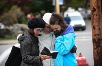 Image: Tammy Hepps, Kate Rothstein and her daughter, Simone Rothstein pray