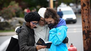 Image: Tammy Hepps, Kate Rothstein and her daughter, Simone Rothstein pray