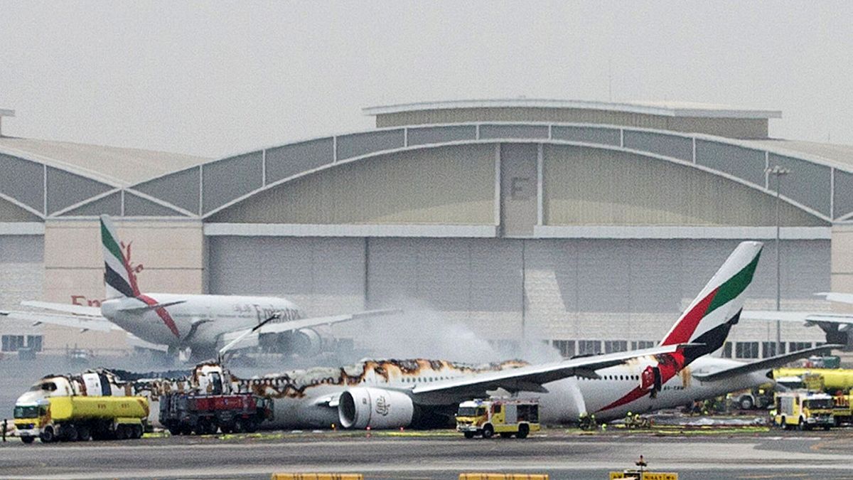 لقطات مصورة للحظة اندلاع النيران في الطائرة الاماراتية بمطار دبي