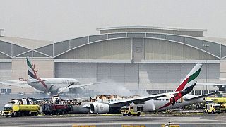 Dubai'de gövdesi üzerine inen uçağın yanma anı