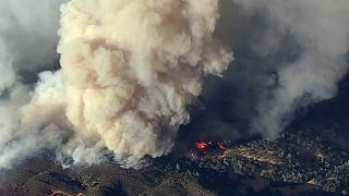 تلاش آتش نشانان برای اطفاء حریق در شمال ایالت کالیفرنیا