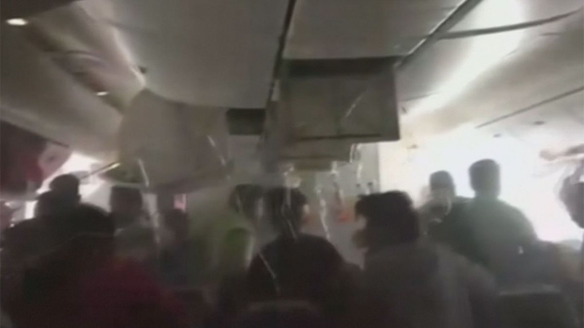 Imagens de vídeo amador mostram momentos de pânico vividos por passageiros após incêndio de avião no Dubai