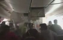 Imagens de vídeo amador mostram momentos de pânico vividos por passageiros após incêndio de avião no Dubai