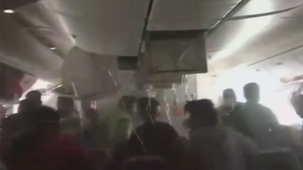 Pánico durante la evacuación del avión incendiado en Dubái Pánico durante la evacuación del avión incendiado en Dubái