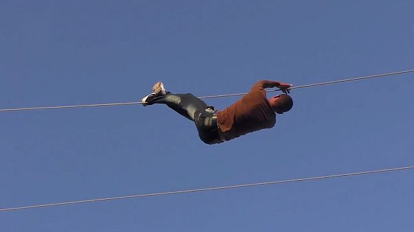 Puszta kézzel javítják az elektromos vezetékeket a még Szíriában maradt lakosok Puszta kézzel javítják az elektromos vezetékeket a még Szíriában maradt lakosok