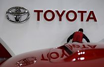 Az erős jen miatt milliárdokat bukik a Toyota