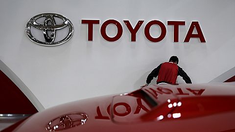 Strong yen prompts Toyota profit warning