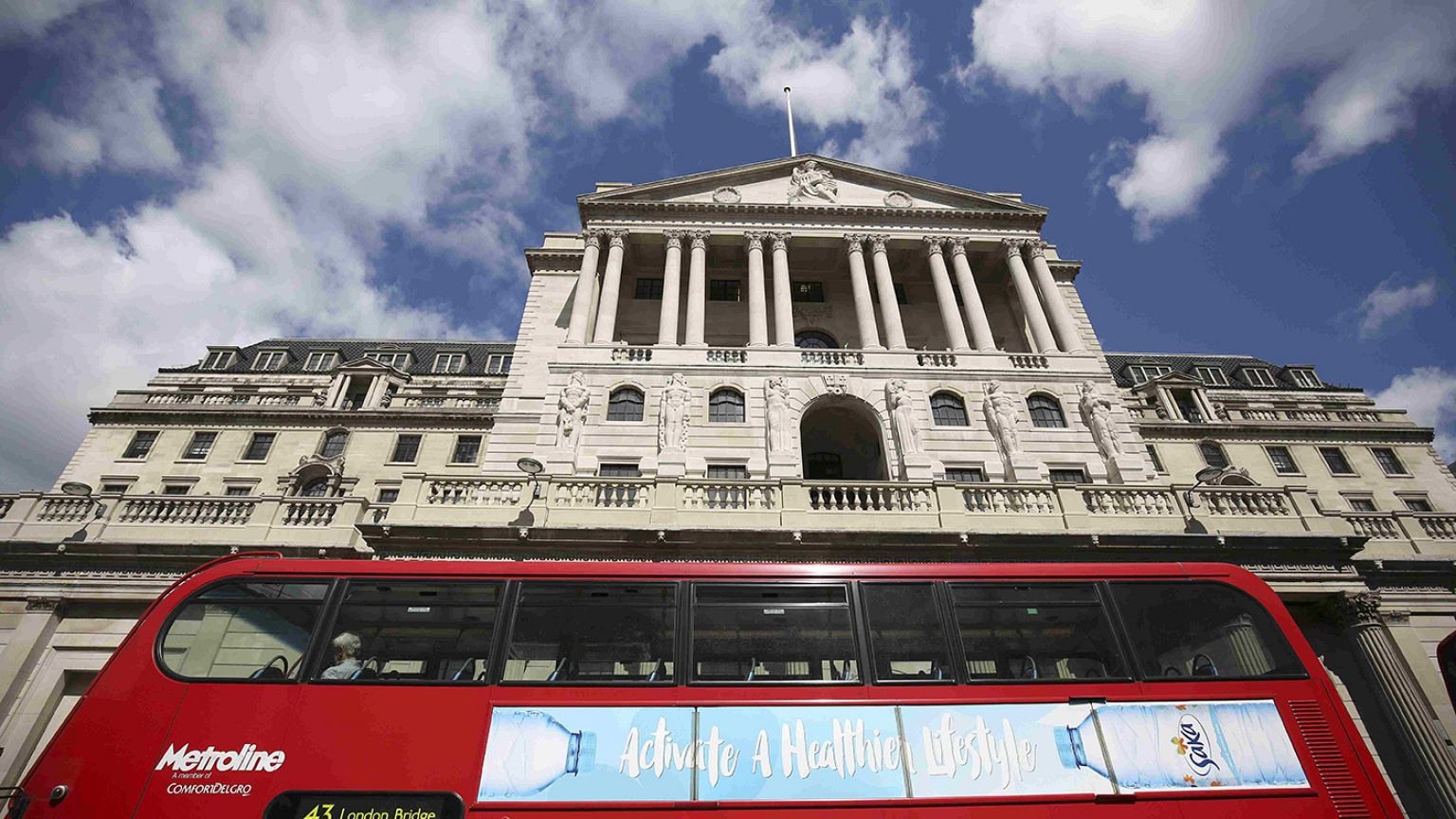 Los mercados aplauden los estímulos del Banco de Inglaterra y la libra vuelve caer