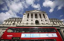Los mercados aplauden los estímulos del Banco de Inglaterra y la libra vuelve caer