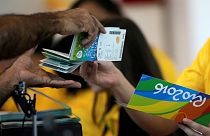 مشجعون يصطفون في طوابير طويلة للحصول على تذاكرهم في اولمبياد ريو 2016