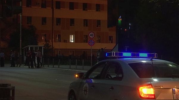 Ataque sin daños personales contra el Parlamento de Kosovo Ataque sin daños personales contra el Parlamento de Kosovo