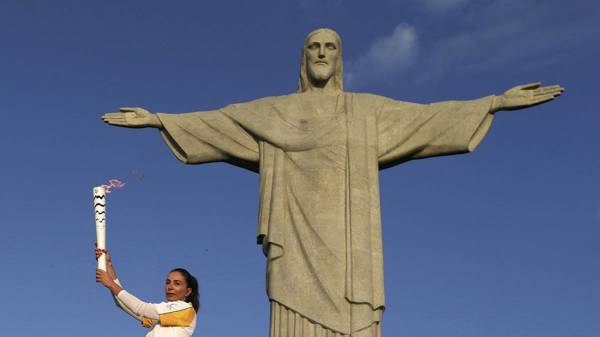 Олимпийский огонь — у подножия статуи Христа