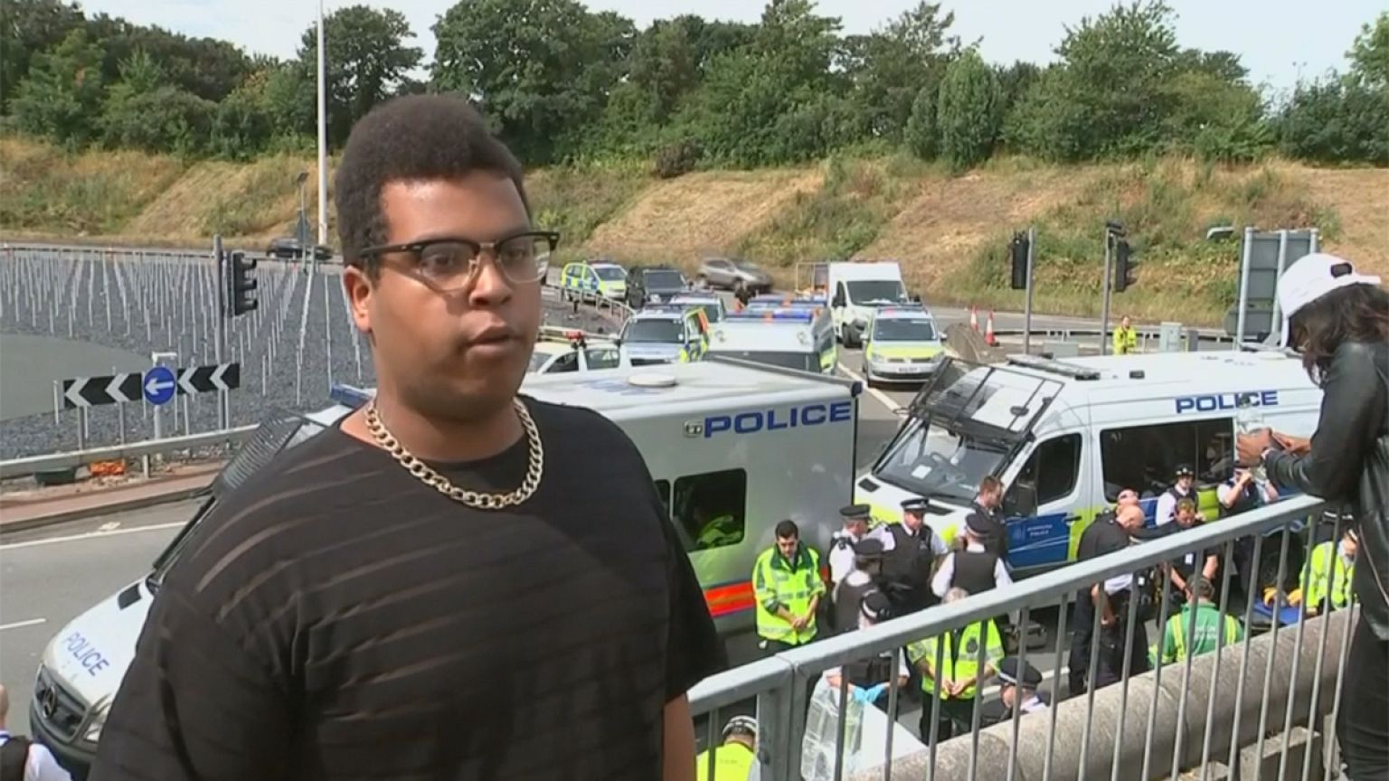 Londra'da eylemciler kendilerini çimentoyla yola sabitledi