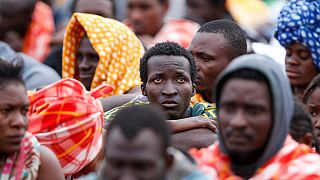 Des migrants franchissent la frontière de Menton