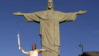 Olimpiai láng a riói Krisztus-szobornál