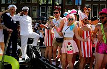 Color y extravagancia en el desfile gay de Amsterdam