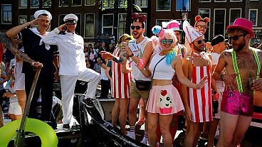 Farbenfrohe Gaypride-Parade auf den Kanälen von Amsterdam