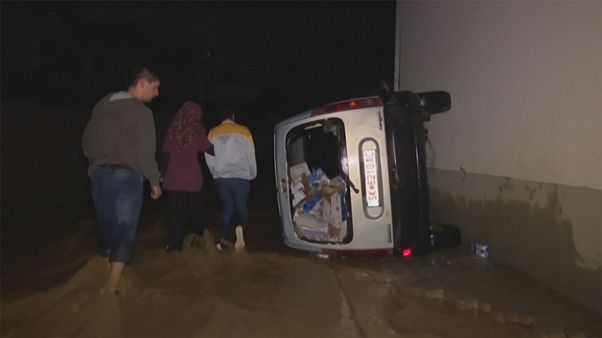 Tempesta di pioggia e vento su Skopje, 20 morti e diversi dispersi Tempesta di pioggia e vento su Skopje, 20 morti e diversi dispersi