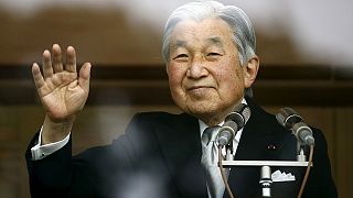 El emperador Akihito de Japón insinúa su deseo de retirarse debido a su avanzada edad