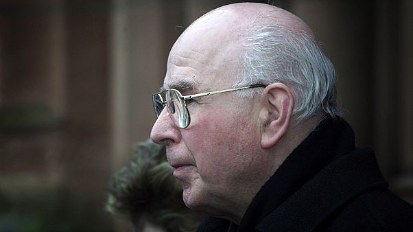 Muere Edward Daly, el sacerdote que se convirtió en un icono del Bloody Sunday Muere Edward Daly, el sacerdote que se convirtió en un icono del Bloody Sunday