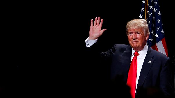 Donald Trump resta in calo nei sondaggi e promette meno tasse per tutti Donald Trump resta in calo nei sondaggi e promette meno tasse per tutti