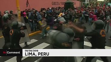 Choques entre policía y estudiantes peruanos durante una manifestación