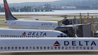 شركة دلتا الأمريكية للطيران تلغي 300 رحلة بسبب الأعطال