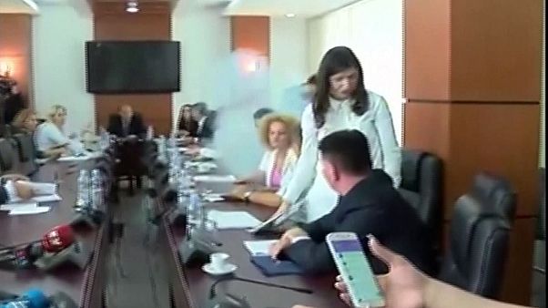 Kosova Meclisi'nde muhalefetin gaz bombalı eylemi Kosova Meclisi'nde muhalefetin gaz bombalı eylemi