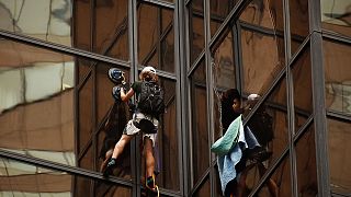 Mann klettert am Trump Tower hoch