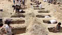 Image: Yemenis dig graves for children who were killed when their bus was h