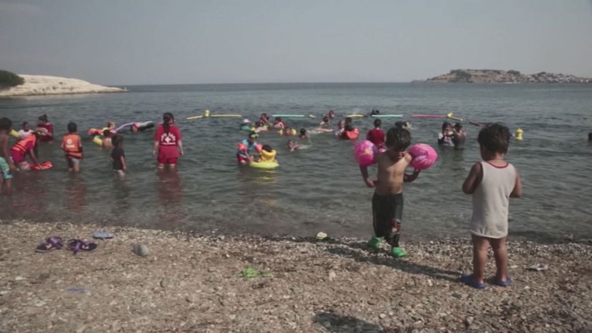 Lesbos: los niños refugiados pierden el miedo al mar