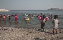 Emergenza migranti: piccoli profughi che tornano bambini sulle spiagge greche