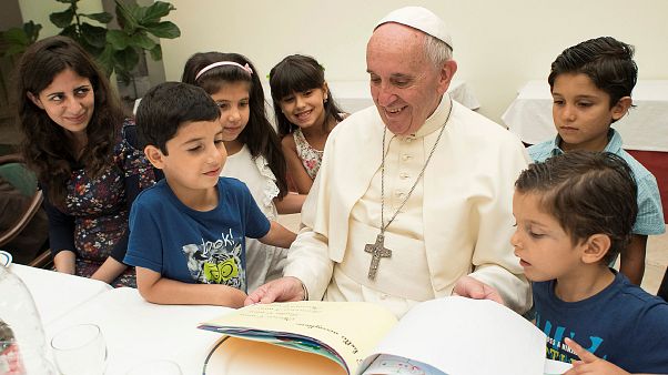 Papst lädt Flüchtlinge zum Mittagessen ein Papst lädt Flüchtlinge zum Mittagessen ein