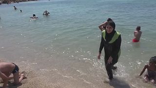 La ciudad francesa de Cannes prohíbe el burkini en sus playas