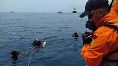 Image: Rescue personnel searching the waters for wreckage from Lion Air fli
