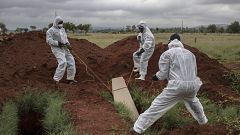 Image: Mortuary workers bury the coffin of an unidentified male in a "paupe