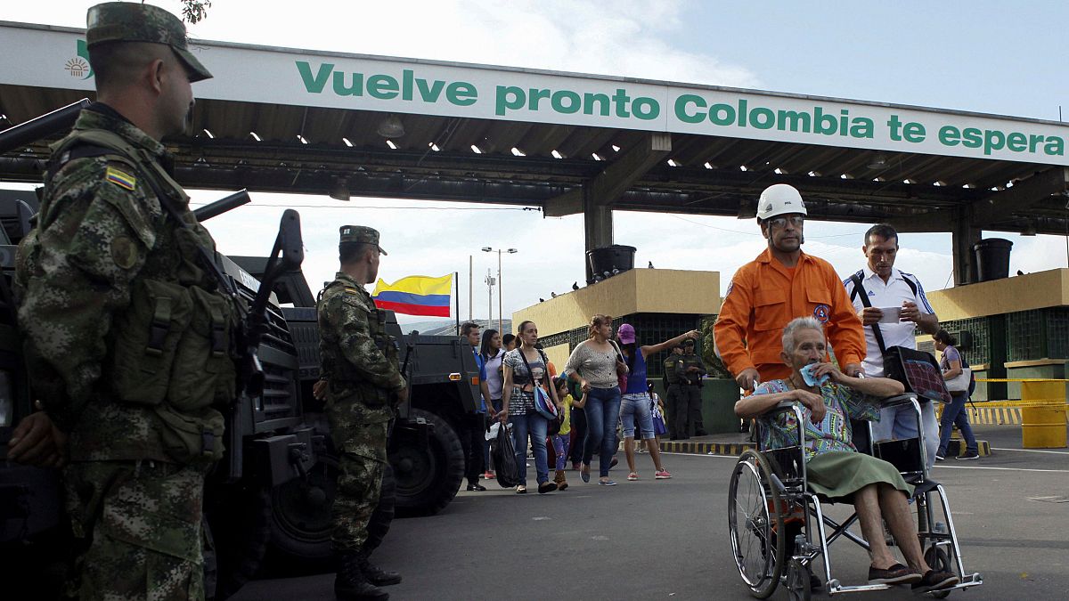 Venezuela-Kolombiya sınırı yayalara açıldı