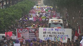 Perulu kadınlar şiddete karşı "yeter" dedi