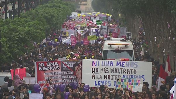 #Niunamenos in Perù la marcia dei 50mila contro la violenza sulle donne #Niunamenos in Perù la marcia dei 50mila contro la violenza sulle donne