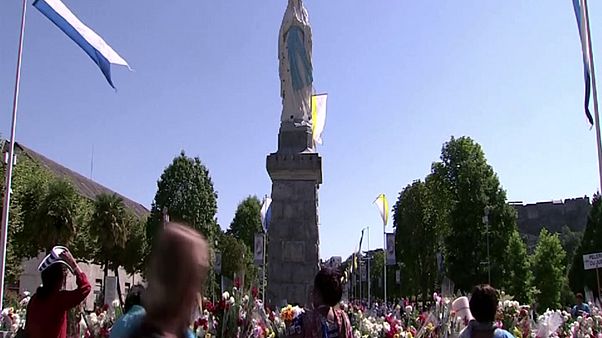 Паломники в Лурде молятся о погибших в терактах Паломники в Лурде молятся о погибших в терактах
