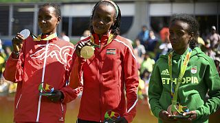 Primer oro olímpicoen maratón femenino para Kenia