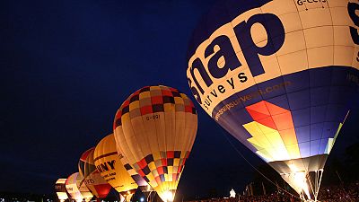 Balões de ar quente iluminam noite de Bristtol
