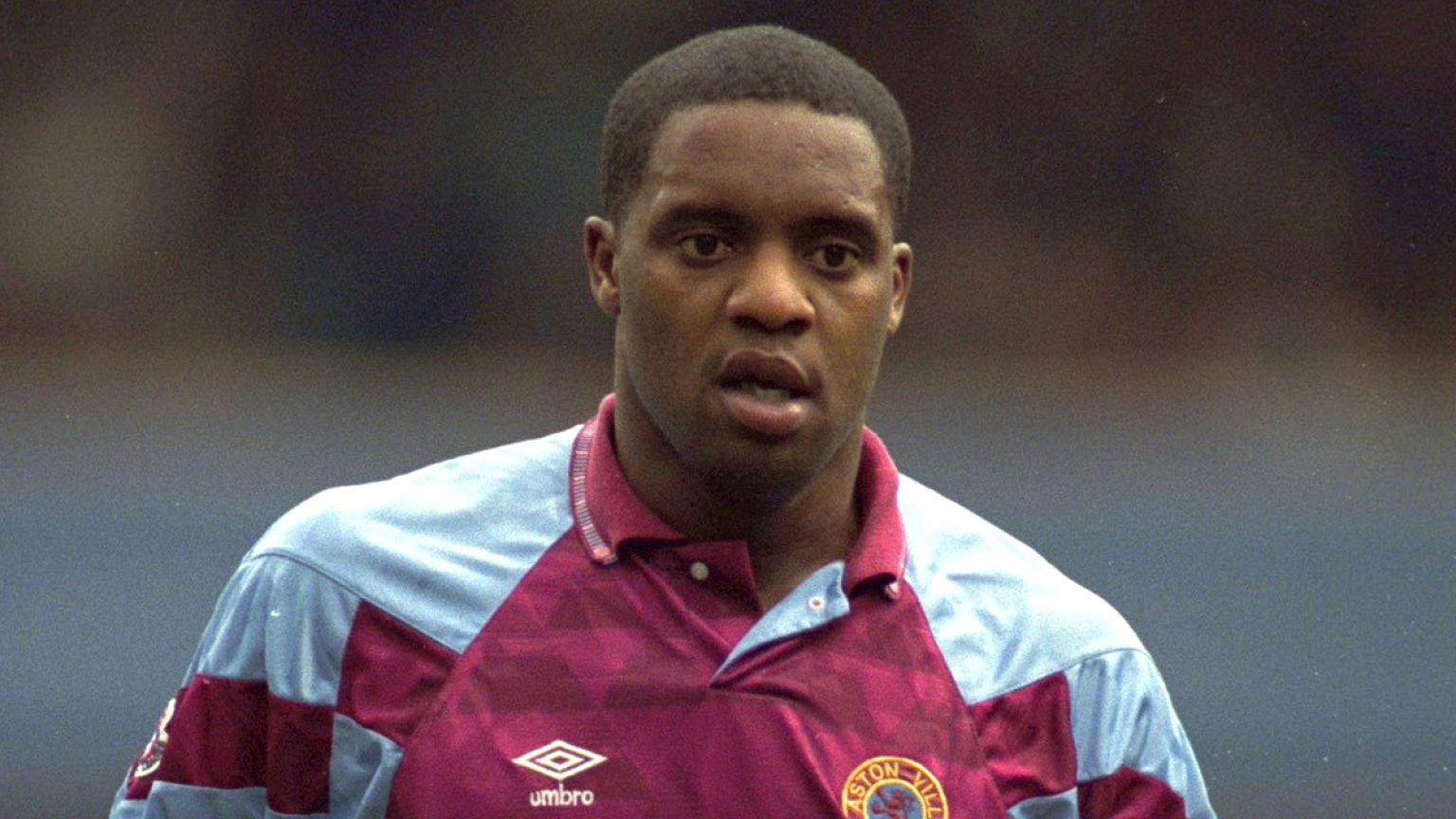 Ex-futebolista profissional Dalian Atkinson morto por descarga de "taser" da polícia