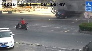 China: Dia de sorte para dois ocupantes de um carro esmagado por camião de cimento